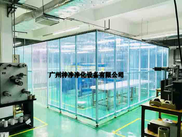 潔凈棚應(yīng)配備獨(dú)立的FFU風(fēng)機(jī)過(guò)濾單元送風(fēng)系統(tǒng)，以保證室內(nèi)空氣質(zhì)量。