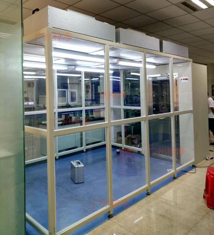百級潔凈棚滿布FFU風機過濾單元，滿足不同實驗對環境條件的要求。