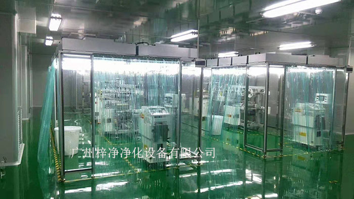 潔凈棚通過(guò)FFU風(fēng)機(jī)過(guò)濾單元、高效空氣過(guò)濾器（HEPA）過(guò)濾空氣，確保送入潔凈棚的空氣達(dá)到規(guī)定的潔凈度。